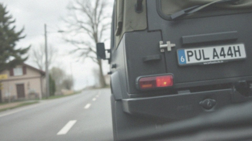 Jak UA jest związane z tablicami rejestracyjnymi w Polsce?