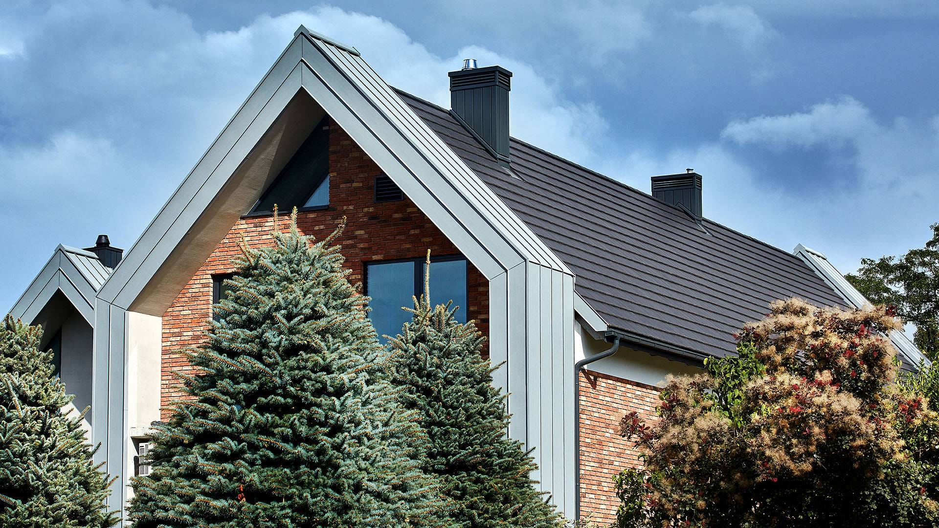 Szczelne i solidne zwieńczenie budynku – na co zwrócić uwagę?