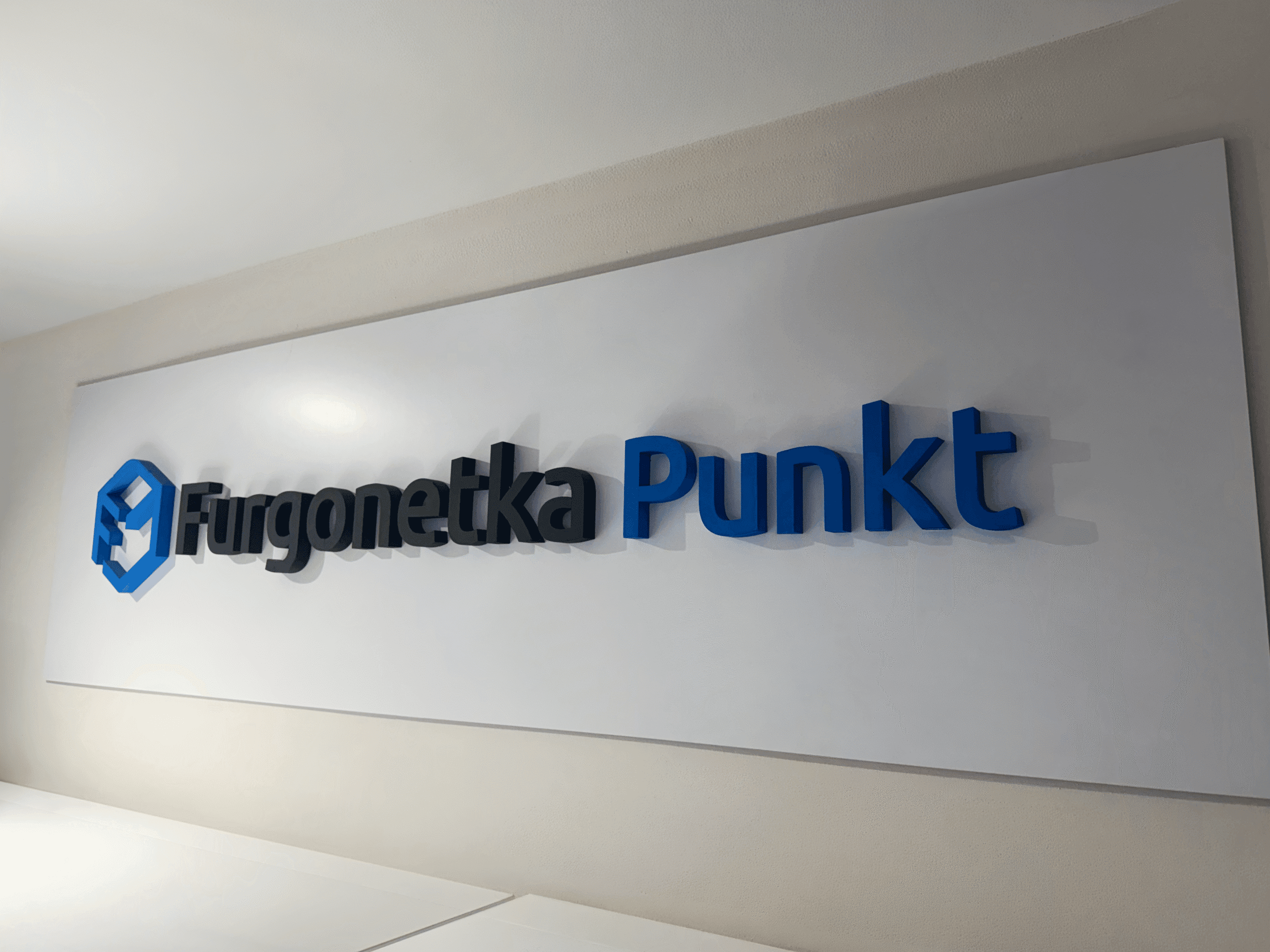 Paczki bez czekania na kuriera. Jak Furgonetka Punkt ułatwia wysyłkę i odbiór przesyłek w Olsztynie i całej Warmii