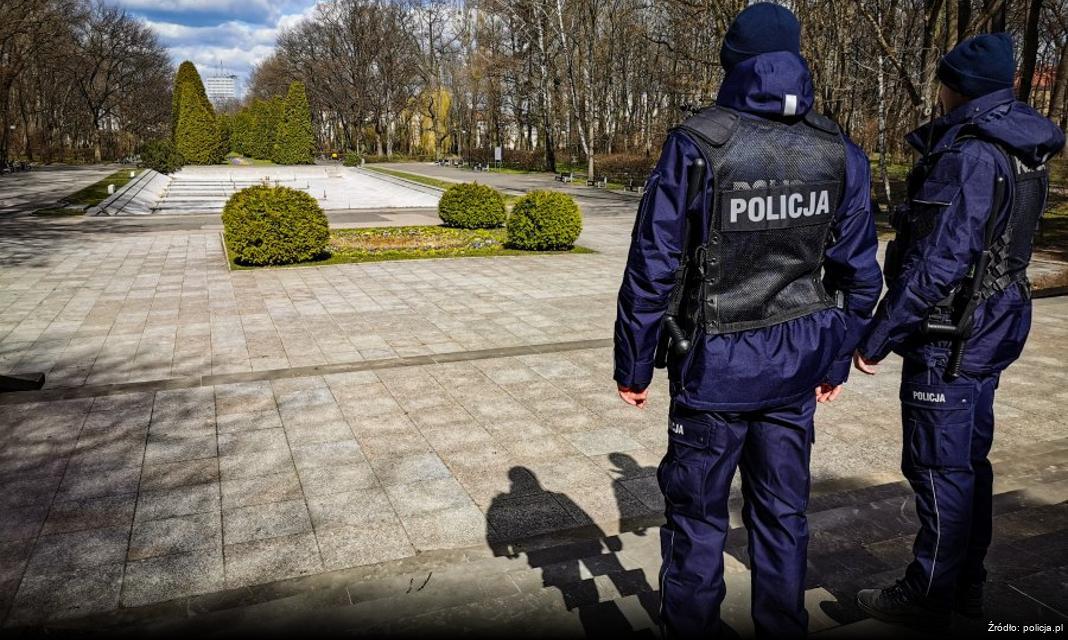 Interwencja policji w Olsztynku: agresywny kot blokował dostęp do mieszkania