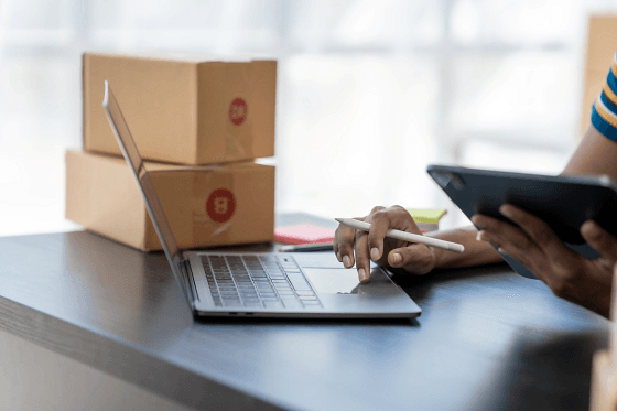 Przesyłki międzynarodowe – jak wysłać paczkę za granicę szybko i w dobrej cenie?