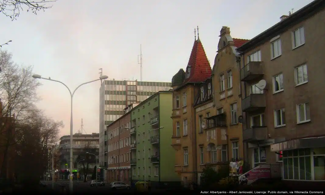Hala Urania w Olsztynie świeci na czerwono w ramach akcji „Light Up for Inclusion”